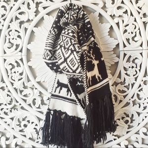 Black and White knit scarf